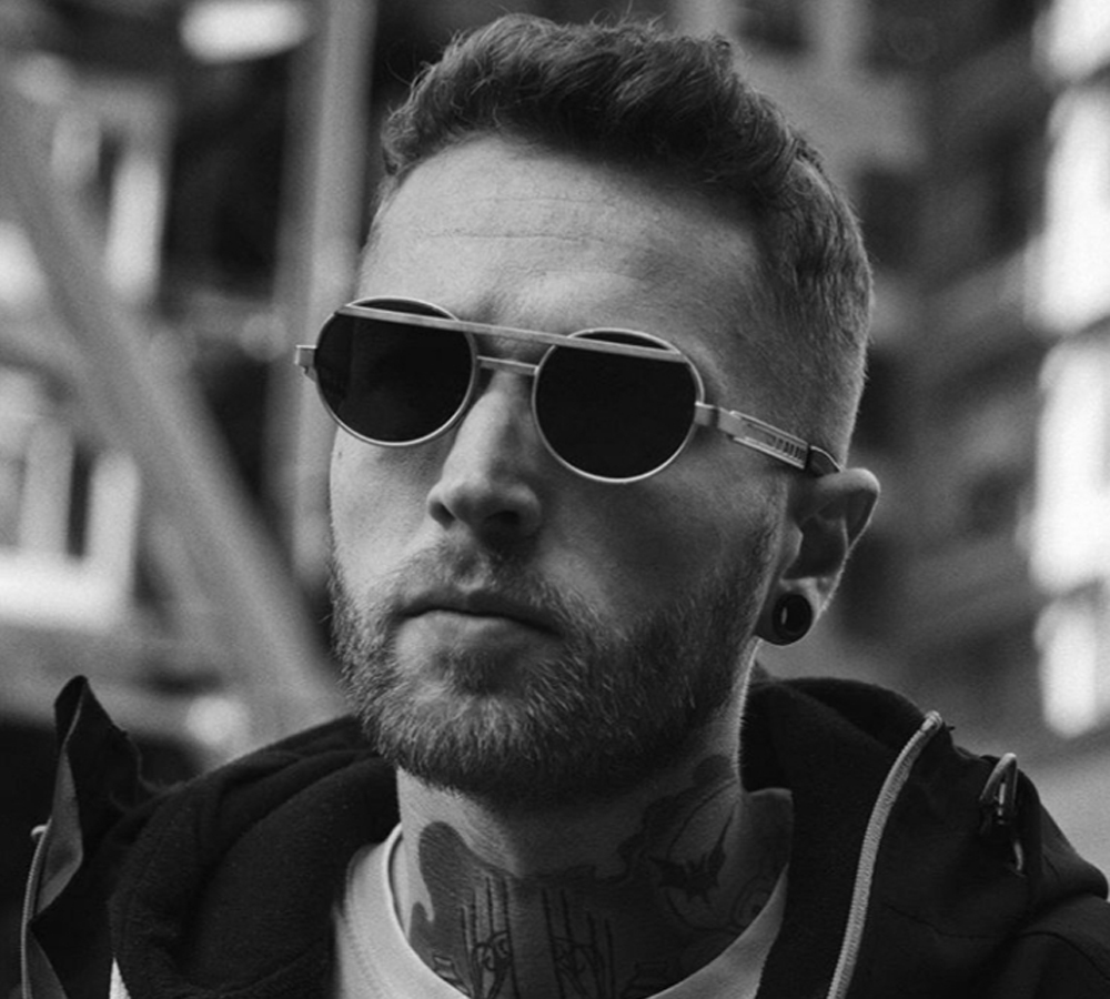 Στρογγυλά unisex μεταλλικά γυαλιά ηλίου HT 4002 σε ασημί μεταλλικό σκελετό και με διπλή μπάρα και σκούρους γκρι φακούς της εταιρίας Hi Tek για μεσαία και μεγάλα πρόσωπα.