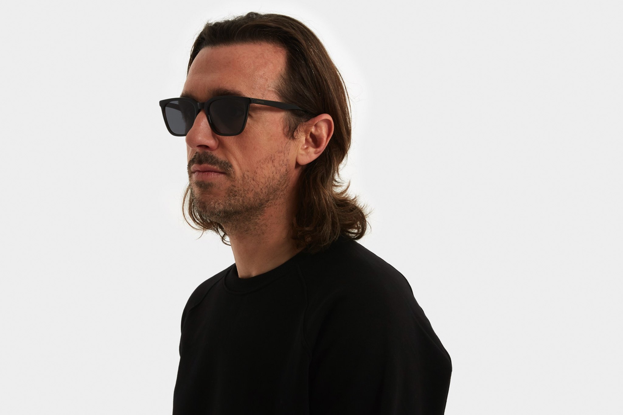 Κοκάλινα unisex γυαλιά ηλίου Jay σε σκουρόχρωμη καφέ ταρταρούγα και σκούρους γκρι φακούς της εταιρίας Komono για όλα τα πρόσωπα.