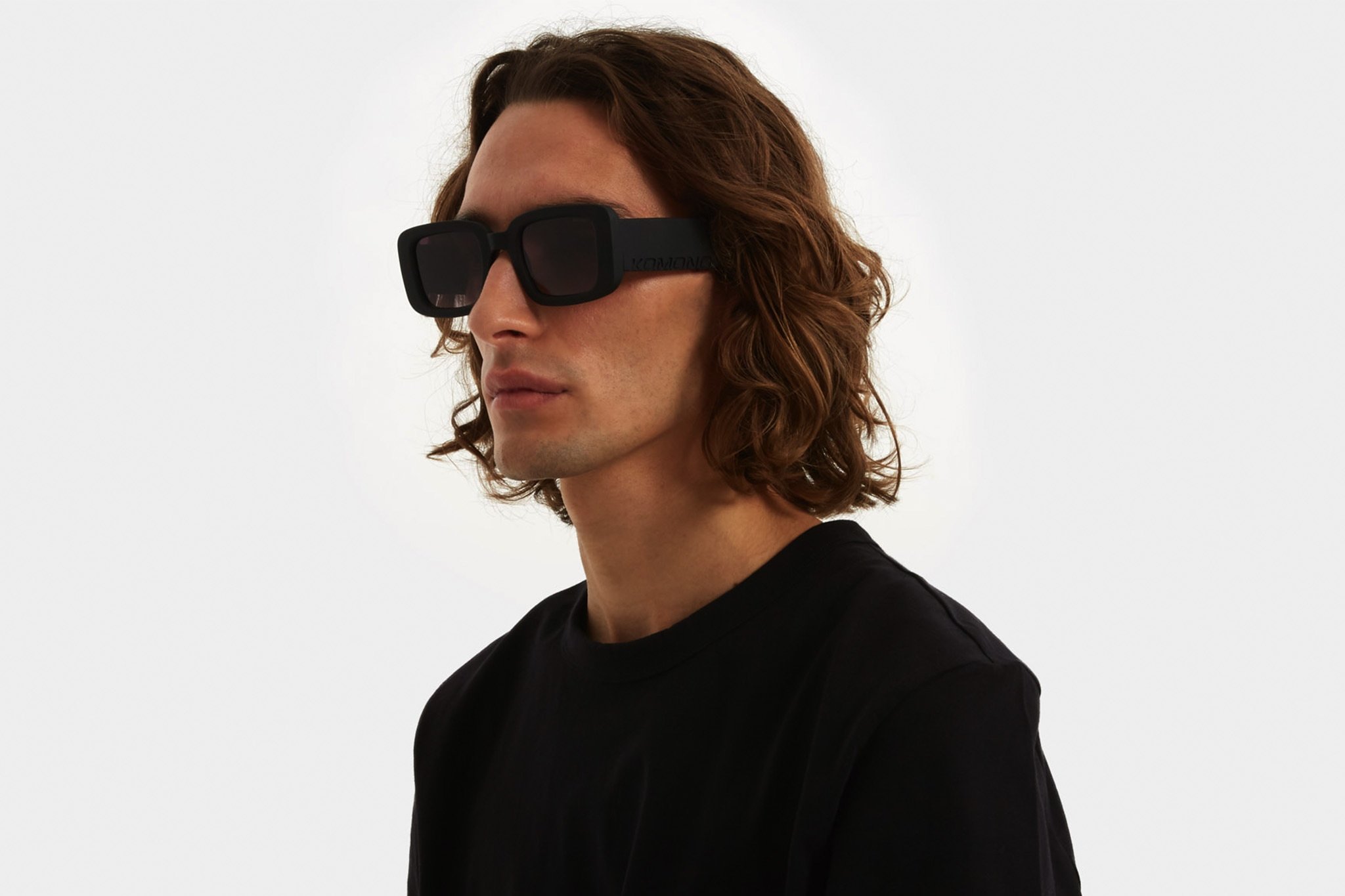 Τετράγωνα unisex κοκάλινα γυαλιά ηλίου Avery σε μαύρο matte σκελετό και γκρι ντεγκραντέ φακούς της εταιρίας Komono για όλα τα πρόσωπα.