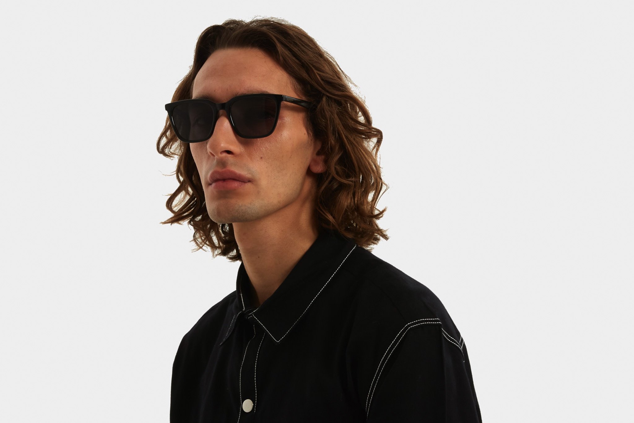Κοκάλινα unisex γυαλιά ηλίου Jay σε σκουρόχρωμη καφέ ταρταρούγα και σκούρους γκρι φακούς της εταιρίας Komono για όλα τα πρόσωπα.