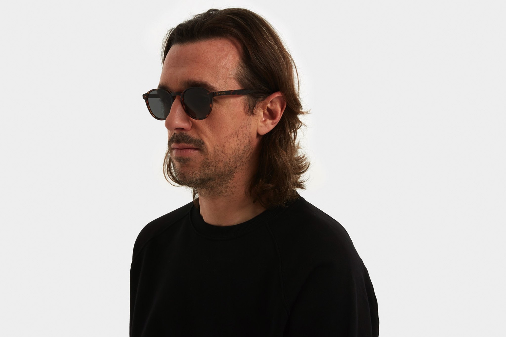 Κοκάλινα unisex γυαλιά ηλίου Liam σε καφέ ταρταρούγα και επίπεδους πράσινους φακούς της εταιρίας Komono για όλα τα πρόσωπα.