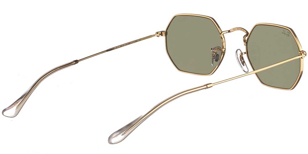Μεταλλικά πολυγωνικά unisex γυαλιά ηλίου RB 3556N Octagonal σε χρυσό σκελετό και επίπεδους σκούρους πράσινους κρυστάλλους της εταιρίας Ray Ban για μικρά και μεσαία πρόσωπα.